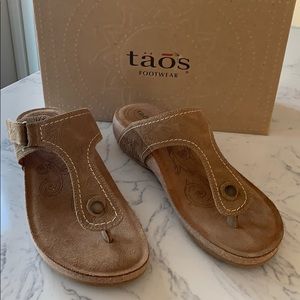 Taos “Lucy” Taupe suede sandal. Size 9-9.5 EU 40